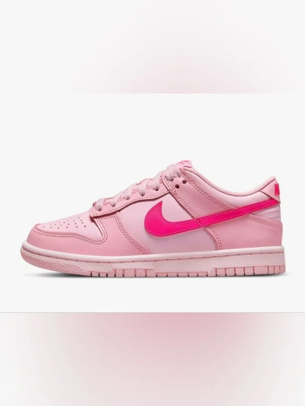 NIKE WOMEN'S LOW TRIPLE PINK SNEAKERS. SIZE 8 U. S.  DH9756-600